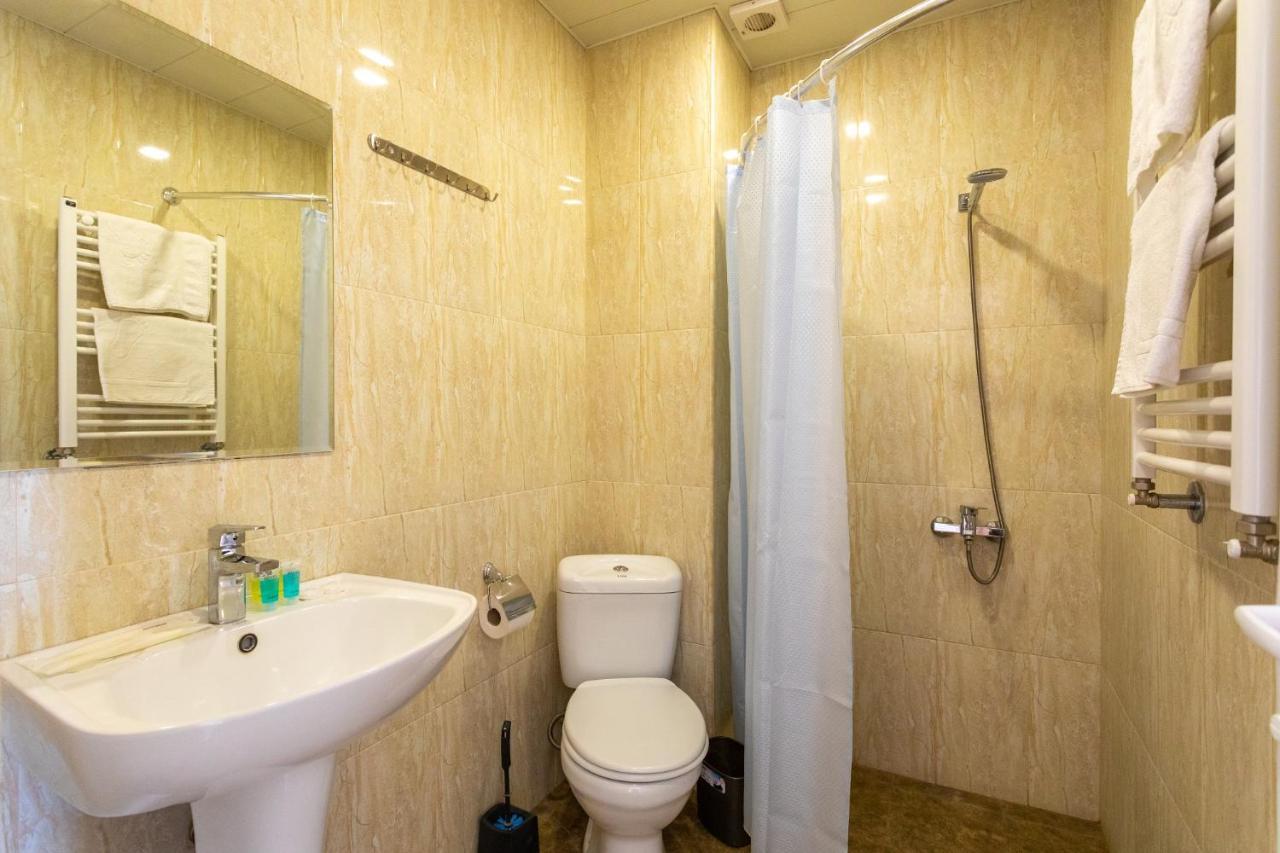 Hotel Phasis Kutaisi Exteriör bild
