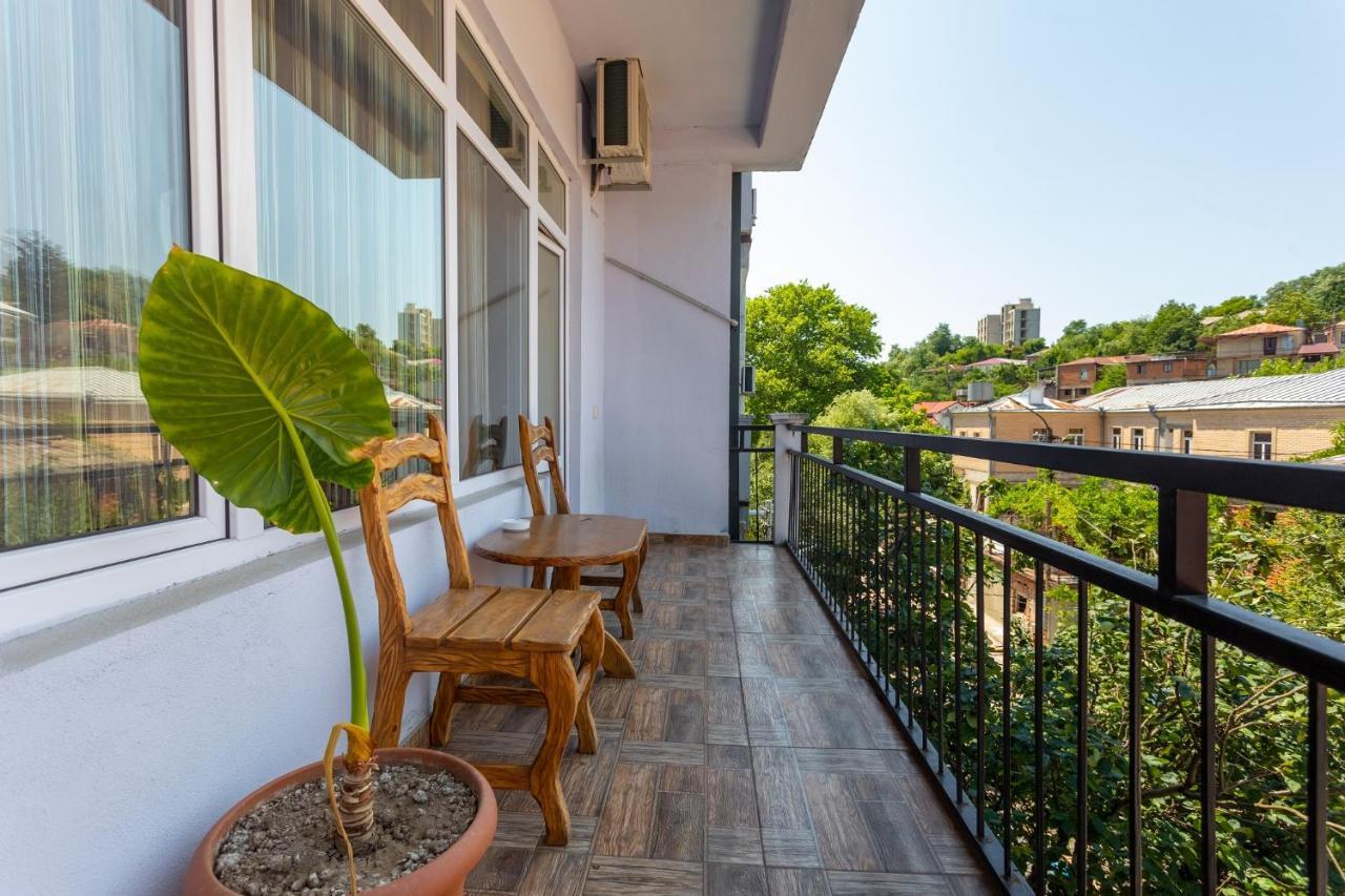 Hotel Phasis Kutaisi Exteriör bild