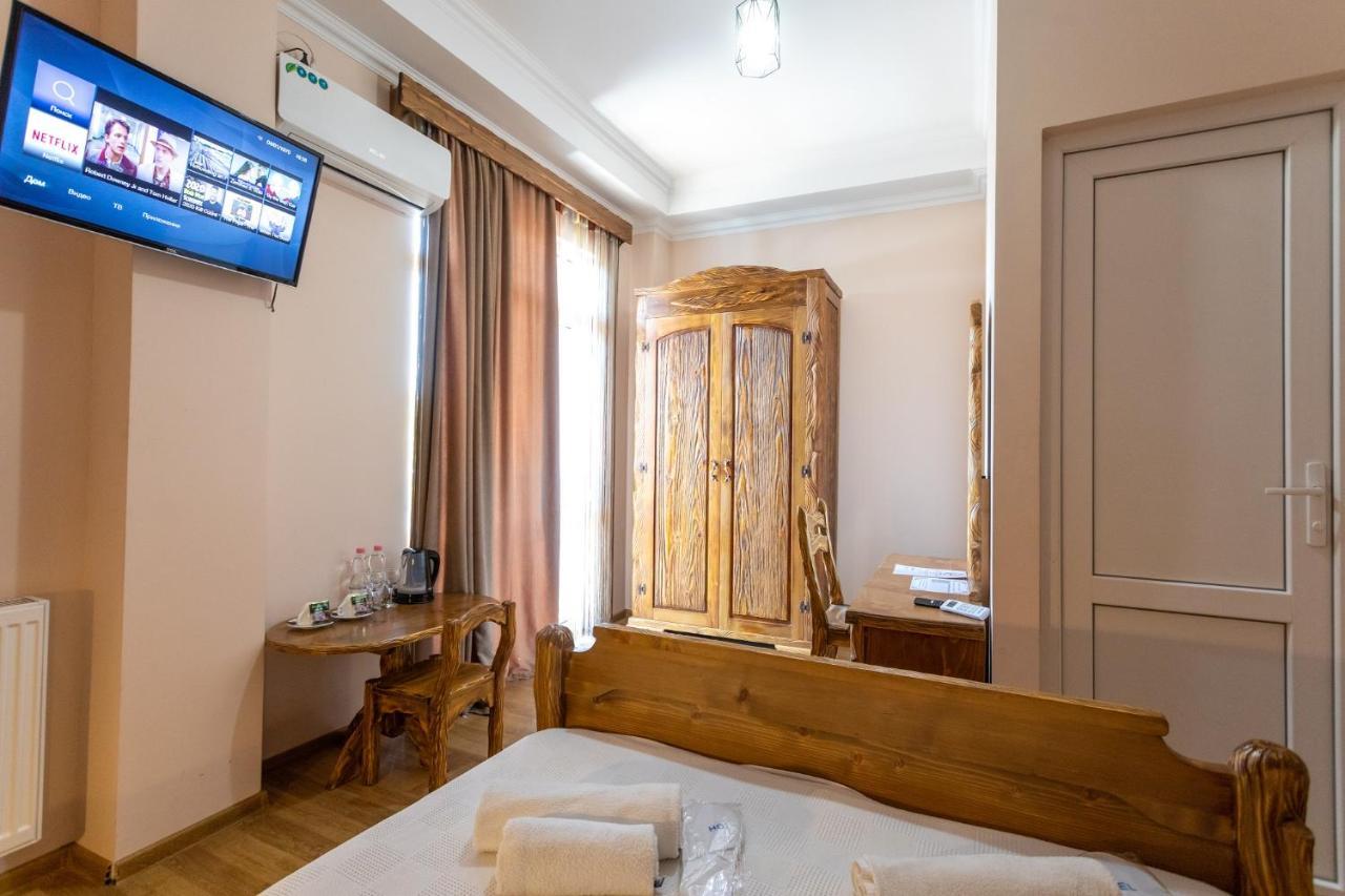 Hotel Phasis Kutaisi Exteriör bild