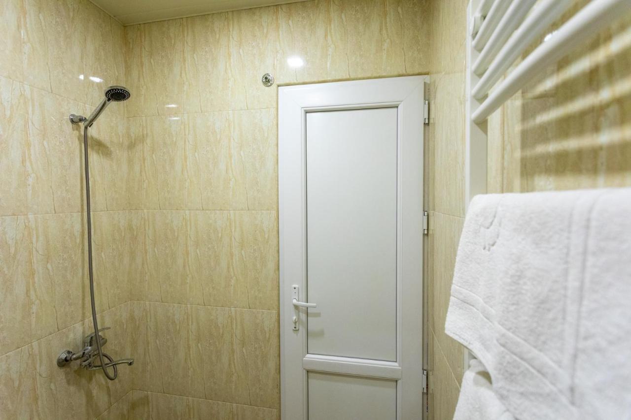 Hotel Phasis Kutaisi Exteriör bild
