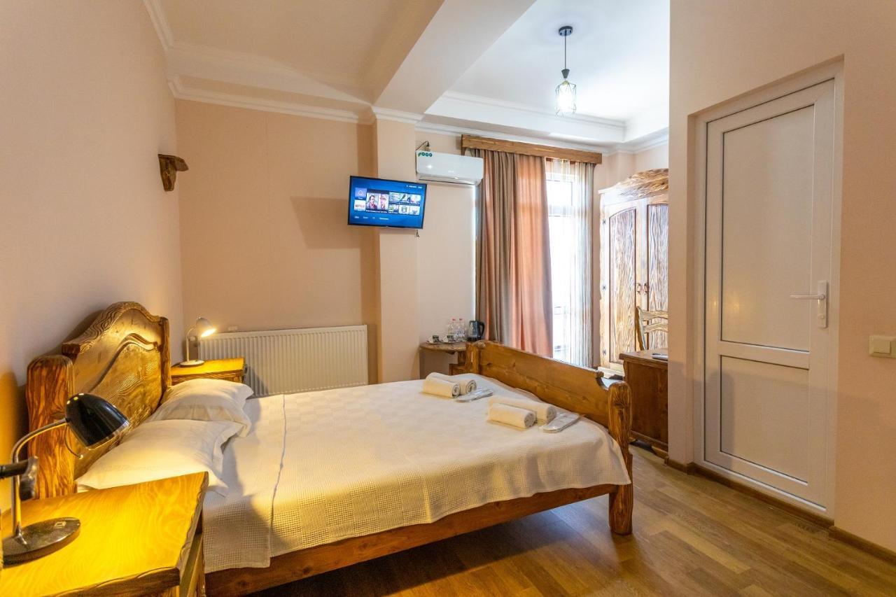 Hotel Phasis Kutaisi Exteriör bild