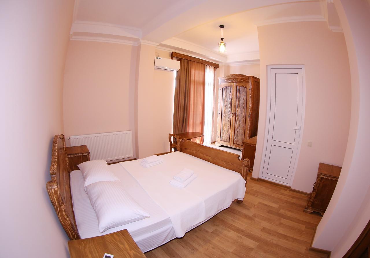 Hotel Phasis Kutaisi Exteriör bild