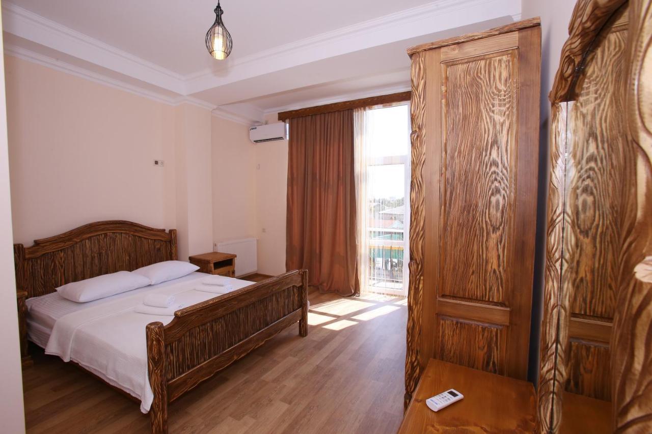 Hotel Phasis Kutaisi Exteriör bild