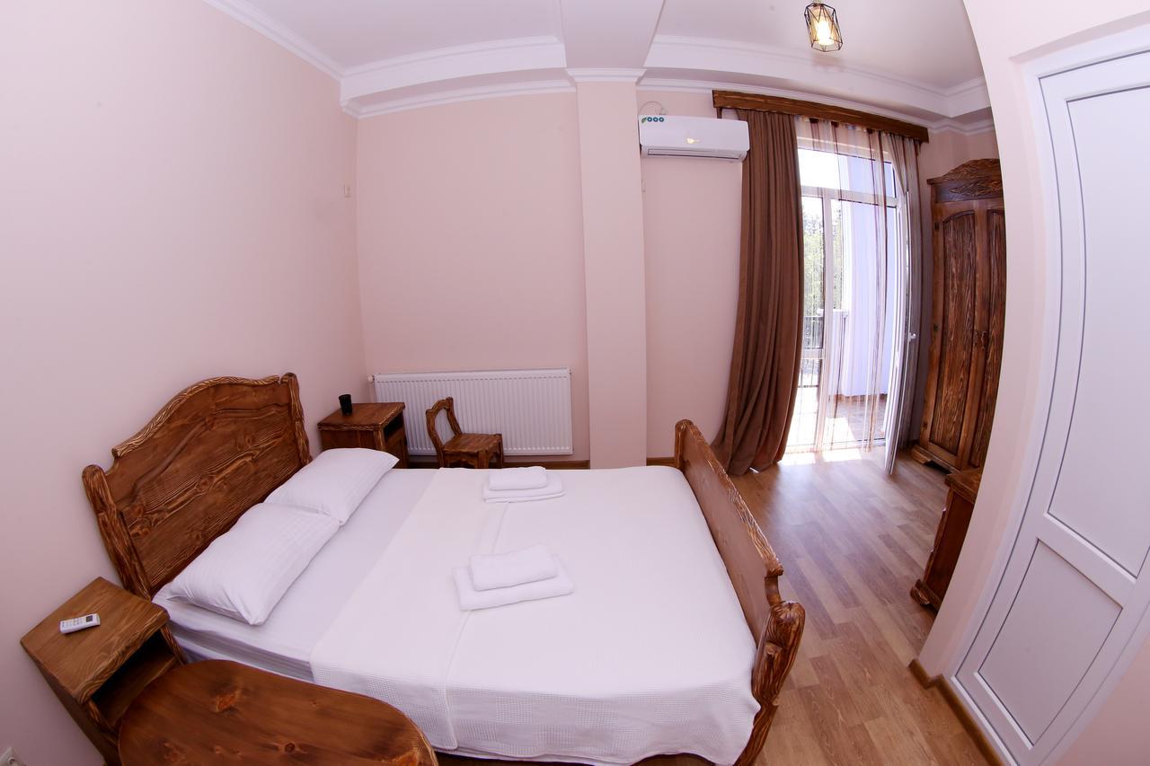 Hotel Phasis Kutaisi Exteriör bild